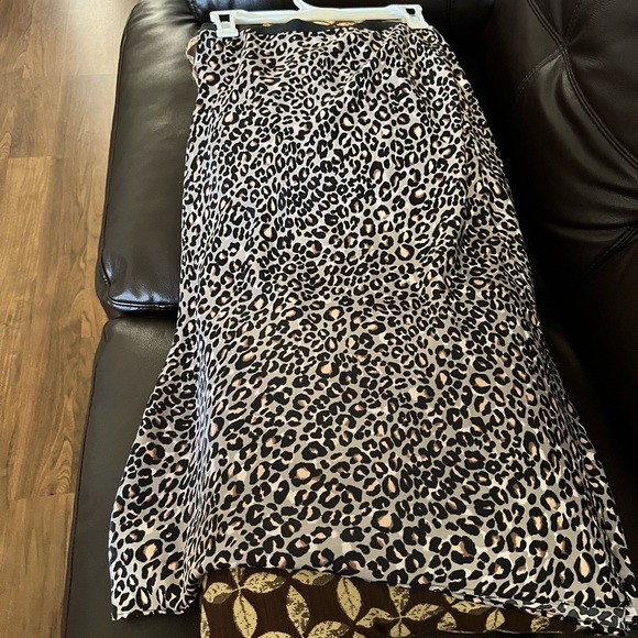 Super cute skirt from Victoria secret new no tag elastic waist - Picture 2 of 7